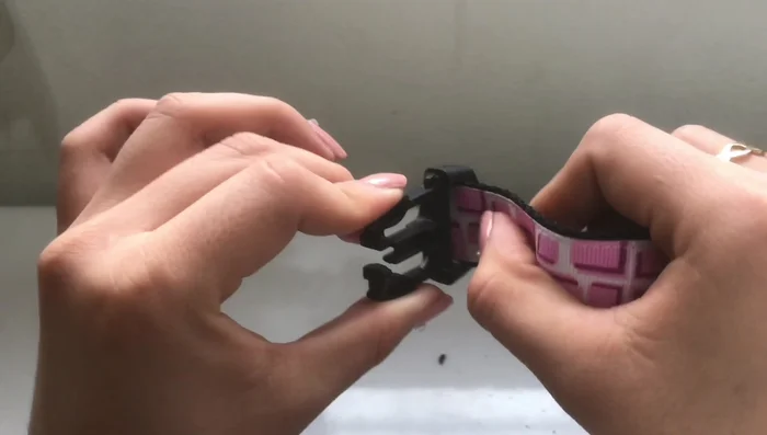 Colocar el broche macho, ingresándolo por el primer huequito y dejando una distancia de aproximadamente 3cm. Coser para asegurar.