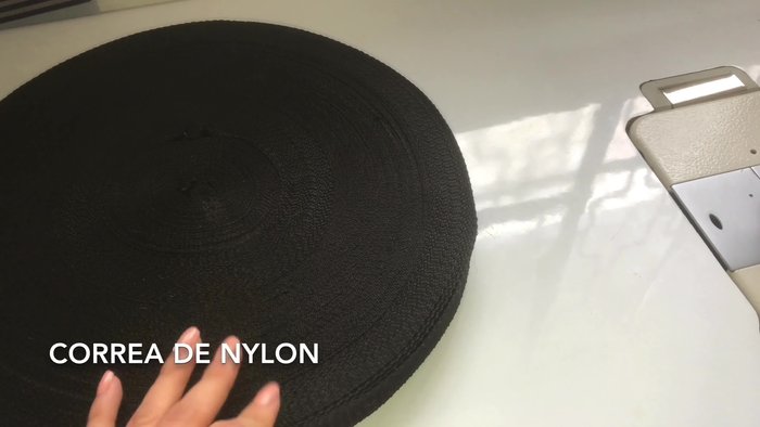 Medir el contorno del cuello de la mascota.