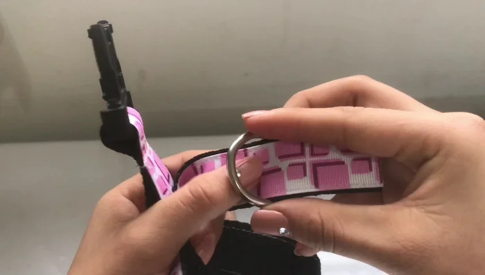 Insertar la media luna entre el sobrante y la correa larga, cosiendo para fijarla.