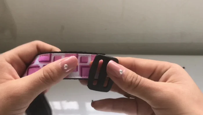 Colocar el broche hembra, utilizando el pasador e ingresándolo en los huecos correspondientes. Asegurar con puntadas.