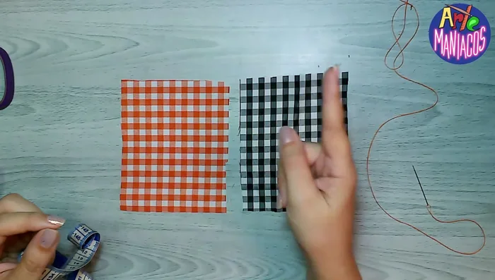 Cortar dos piezas de tela para los moños (las medidas dependerán del tamaño de la mascota).