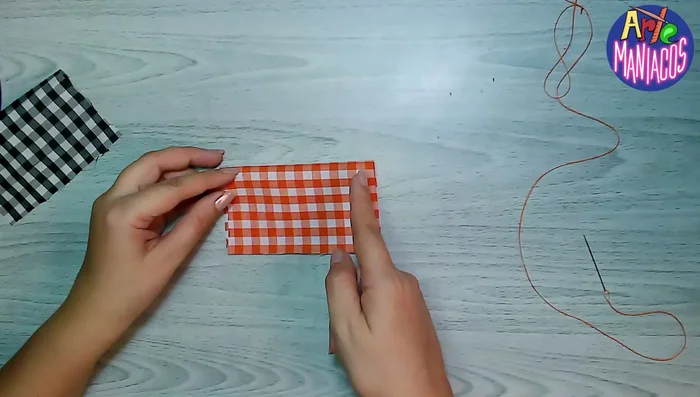 Zurcir el centro del moño con aguja e hilo para darle forma (o simplemente colocar la cinta directamente).