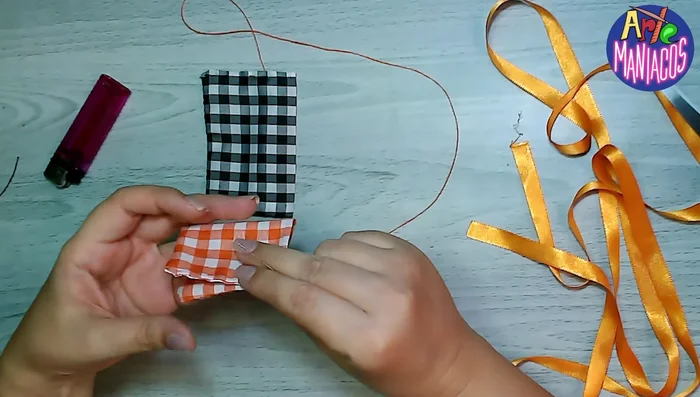 Zurcir el centro del moño con aguja e hilo para darle forma (o simplemente colocar la cinta directamente).