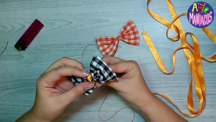 Unir los moños a la cinta decorativa. Se puede coser o pegar con silicona.