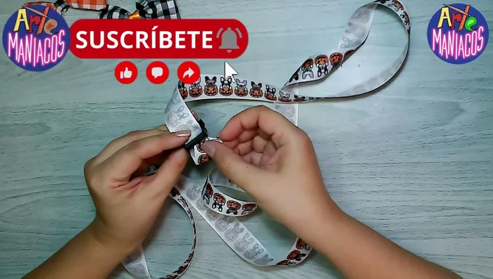 Introducir la cinta en las hebillas, dejando tolerancia para las costuras (aproximadamente 3 cm).