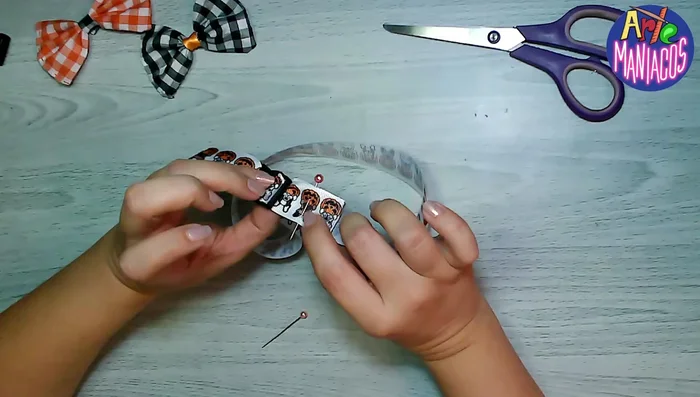 Coser los extremos de la cinta a las hebillas para asegurar el collar.