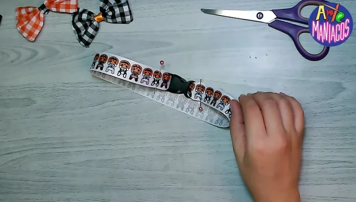 Coser los extremos de la cinta a las hebillas para asegurar el collar.