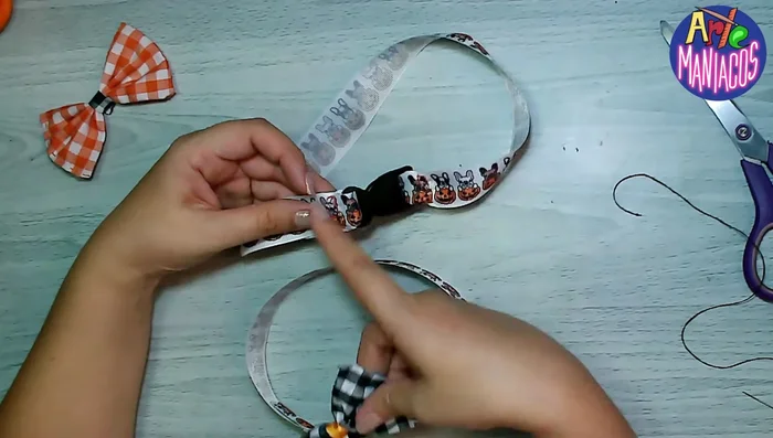 Colocar el moño sobre la hebilla para ocultar las costuras y asegurar con puntadas adicionales o silicona.