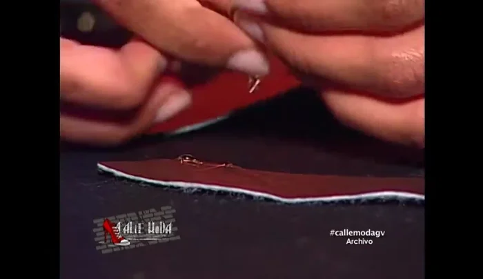 Colocar los hilos dejando 2 centímetros fuera para el acabado.