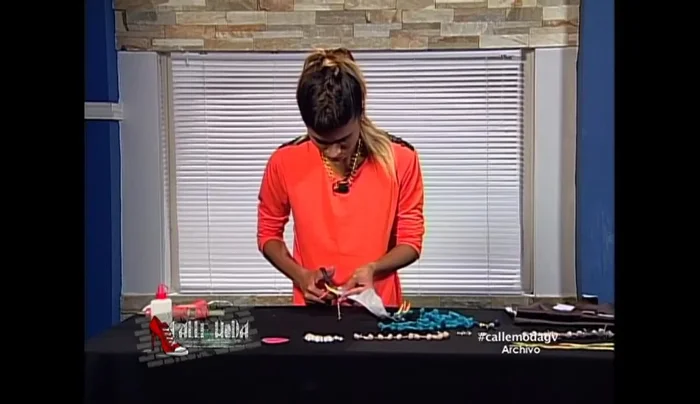 Pegar los broches para finalizar el collar.