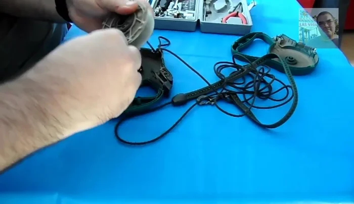 Una vez abierta la carcasa, retire la tapa de plástico que protege el mecanismo de enrollamiento. (95.439)