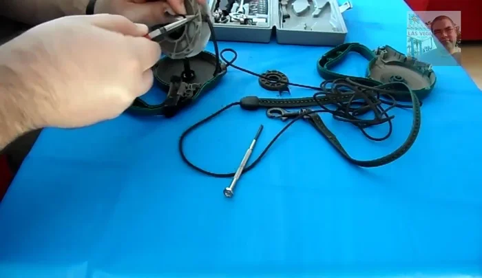 Enrolle cuidadosamente la cuerda metálica hasta que esté completamente recogida. Asegúrese de que no queden nudos. (207.879)