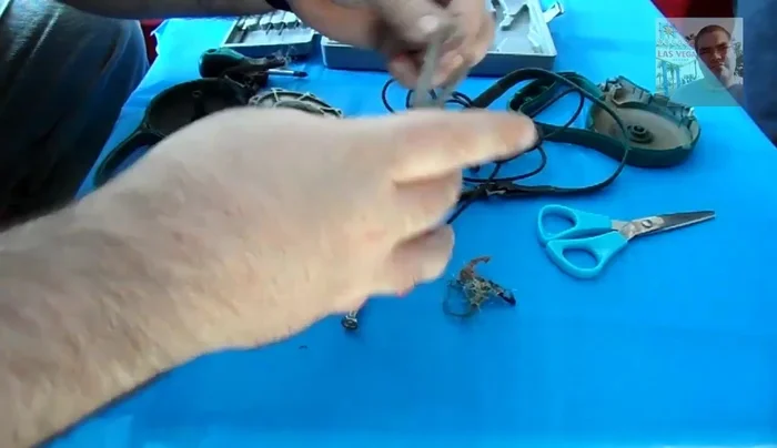 Enrolle cuidadosamente la cuerda metálica hasta que esté completamente recogida. Asegúrese de que no queden nudos. (207.879)