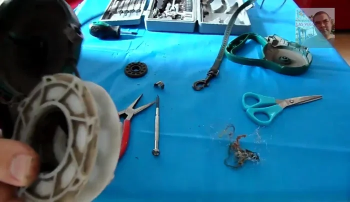 Vuelva a colocar la carcasa y asegure con los tornillos estrella. (321.759)