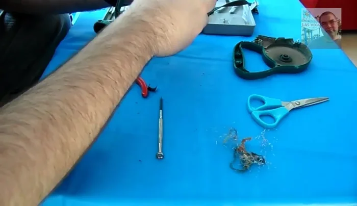 Vuelva a colocar la carcasa y asegure con los tornillos estrella. (321.759)