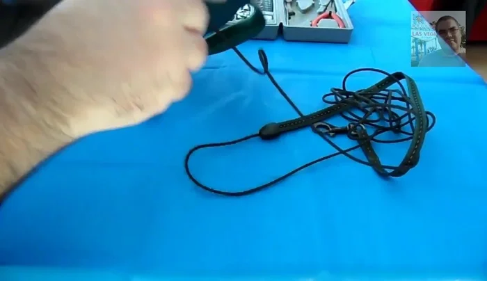 Una vez abierta la carcasa, retire la tapa de plástico que protege el mecanismo de enrollamiento. (95.439)