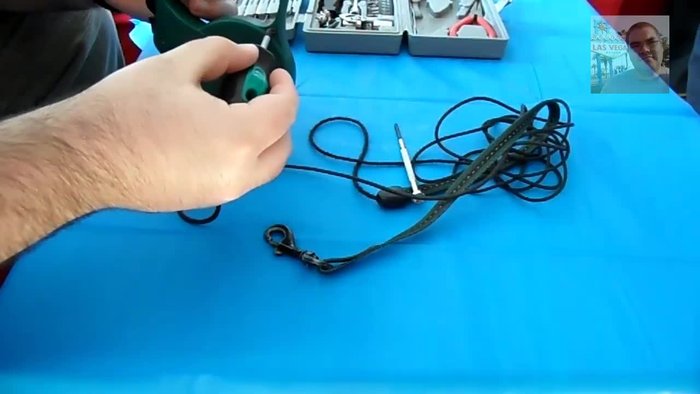 Una vez abierta la carcasa, retire la tapa de plástico que protege el mecanismo de enrollamiento. (95.439)