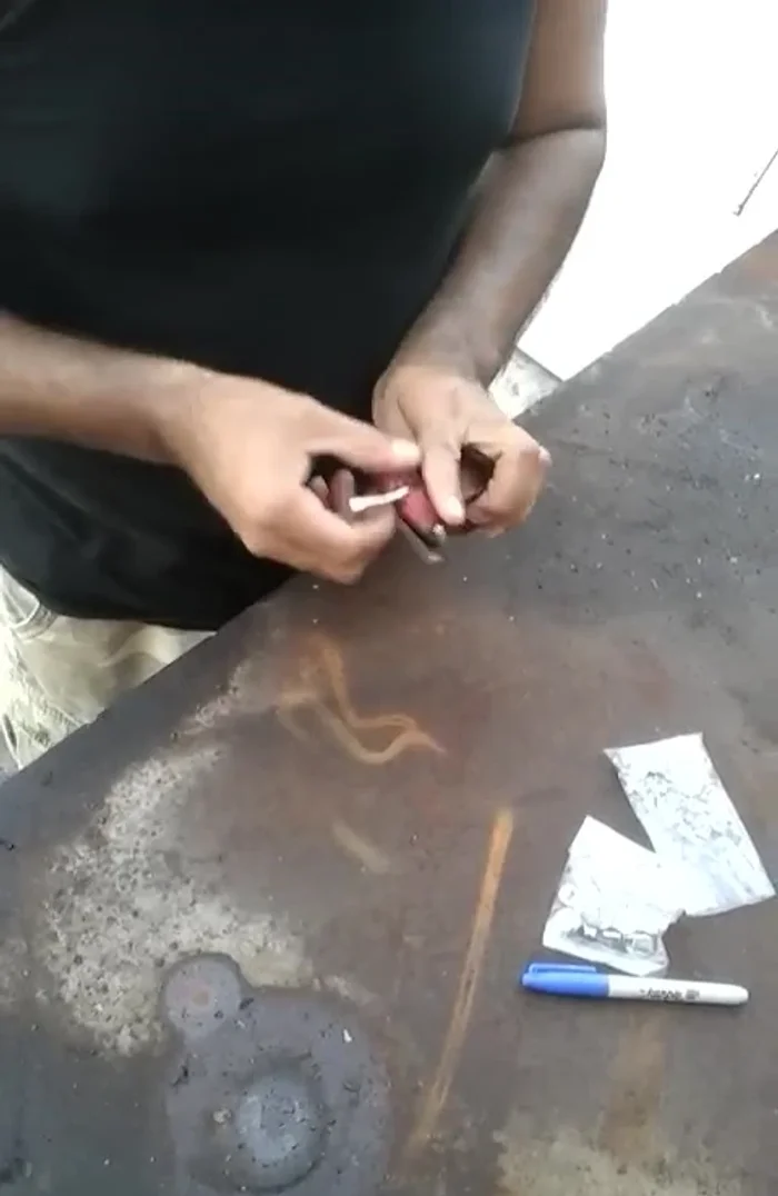 Colocar la hebilla en la banda, asegurándose de que el macho del remache esté abajo y la hembra arriba para una mejor apariencia.