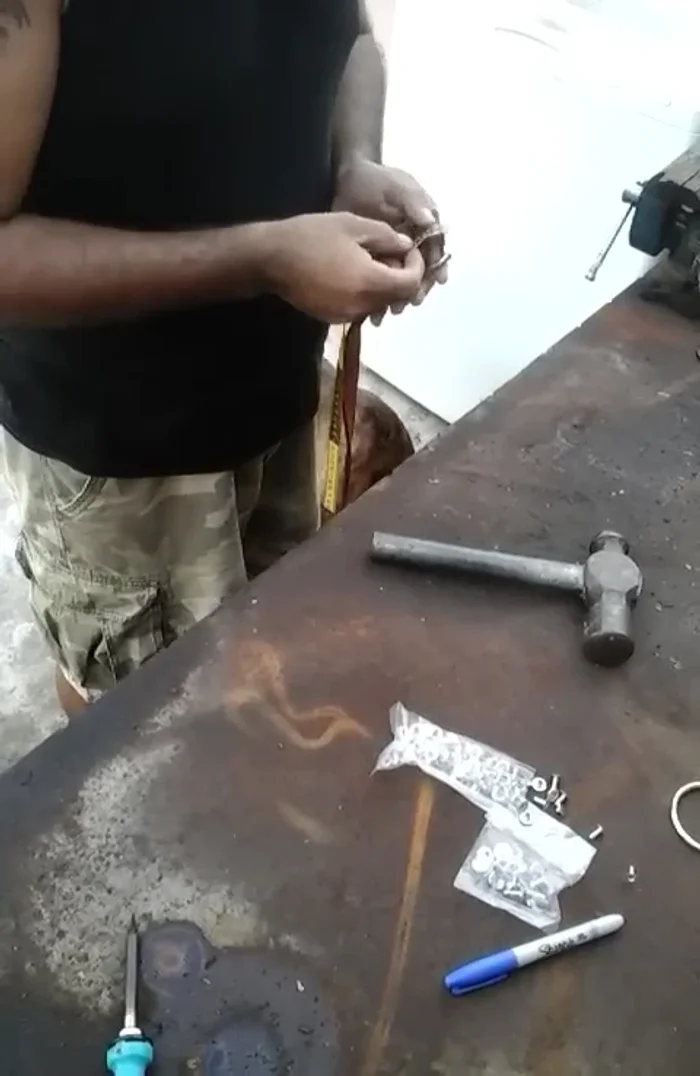 Medir la circunferencia del pecho del perro con la banda y cortar un tramo de 56 cm.