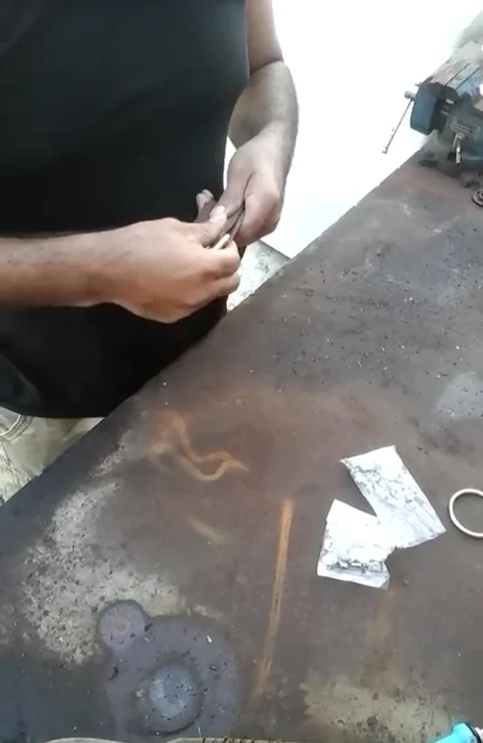 Colocar la hebilla en la banda, asegurándose de que el macho del remache esté abajo y la hembra arriba para una mejor apariencia.