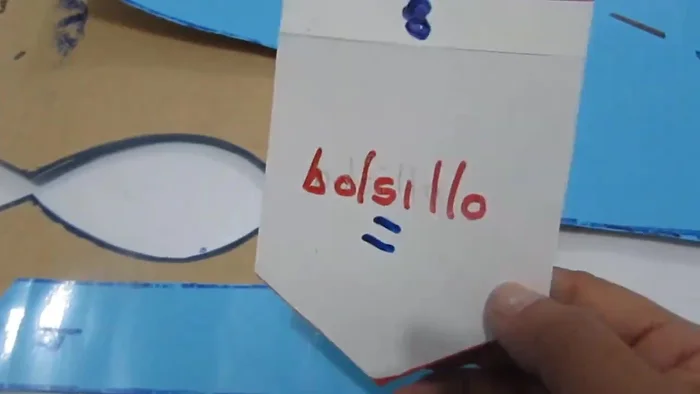 Cortar el bolsillo (8 cm x 11 cm) sin aumento. Marcar una flechita para el largo del pantalón, la mitad del largo de la pierna.