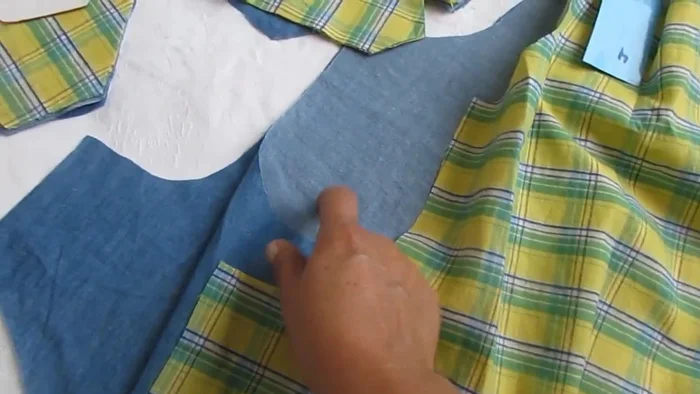 Coser las tiras: colocar una tira de cada color, con las caras juntas, y coser por el medio centímetro dejando una parte abierta para voltear.