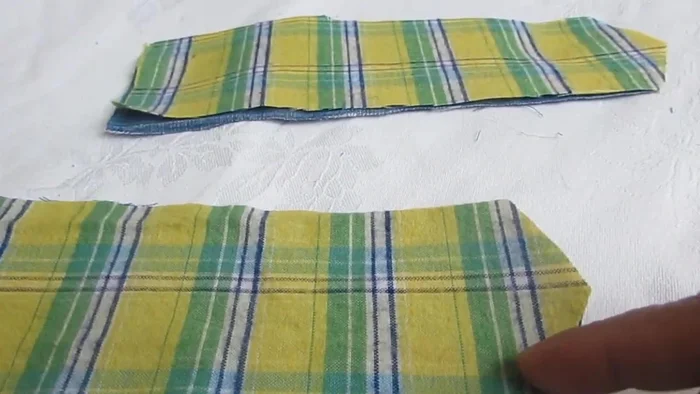 Coser las tiras: colocar una tira de cada color, con las caras juntas, y coser por el medio centímetro dejando una parte abierta para voltear.