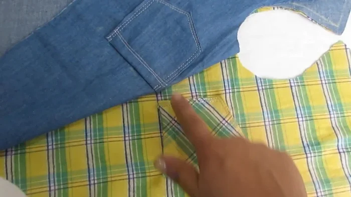 Coser la parte de la espalda: colocar las piezas juntas y coser por los lados y hombros, dejando aberturas. Voltear y coser nuevamente los bordes.