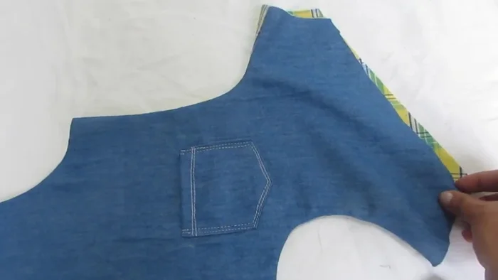 Unir la espalda y el pecho: juntar las piezas de la espalda y del pecho, coser, y luego unir las aberturas de los hombros.