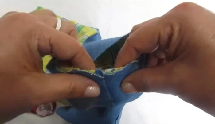 Coser el dobladillo: coser todo alrededor del jumper para asegurar el acabado.