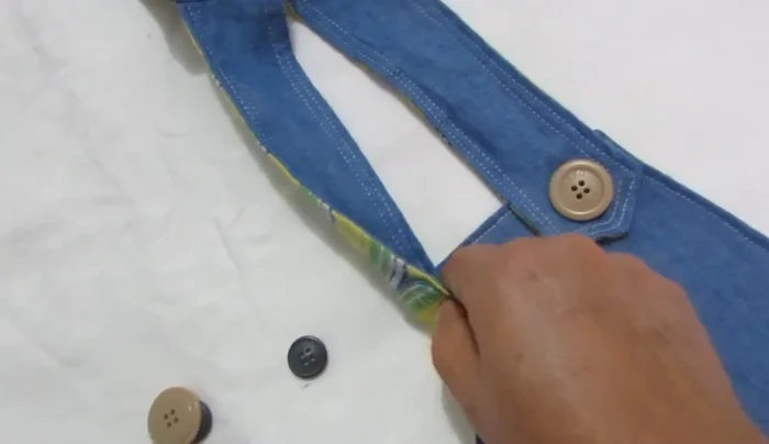 Agregar botones: pegar o coser botones en ambos lados del jumper para que se pueda usar reversiblemente.