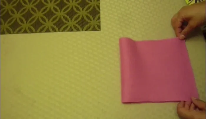 Coser los lados cortados para formar las aberturas.