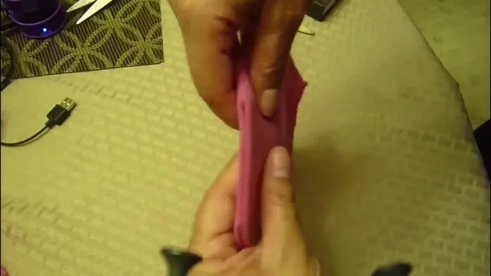 Coser los lados cortados para formar las aberturas.