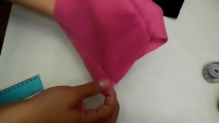 Coser el rectángulo negro al chaleco, haciendo pequeños dobleces a lo largo del borde para formar la falda. (Los dobleces deben estar separados aproximadamente una pulgada).