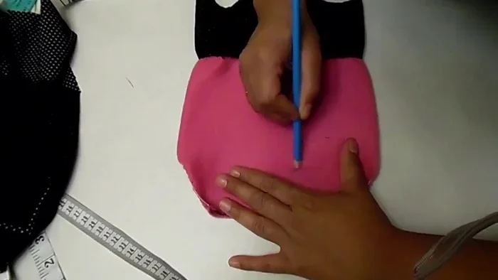 Voltear el vestido al derecho y hacer aberturas para las patitas.