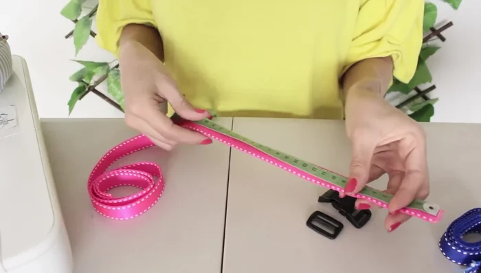 Medir el cuello del perro con el metro y cortar la cinta para el collar, añadiendo 4 centímetros extra para un collar fijo. Para un collar ajustable, cortar el doble de la medida del cuello.