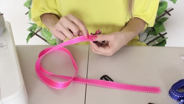 Reforzar la unión con costura para mayor seguridad (277.99). Decorar el collar a gusto con botones, moños, etc. (254.05).