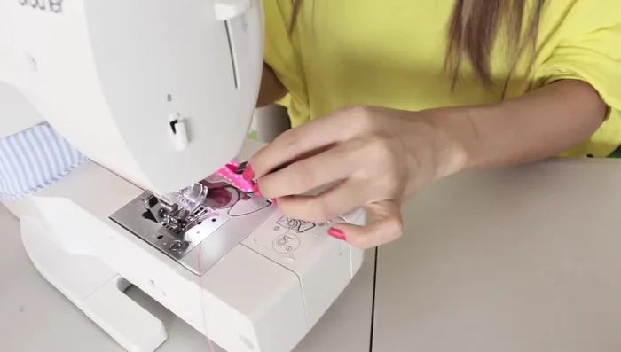 Reforzar la unión con costura para mayor seguridad (277.99). Decorar el collar a gusto con botones, moños, etc. (254.05).