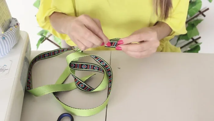 Colocar un mosquetón en un extremo, haciendo un dobladillo y reforzando con silicona y/o costura (452.02).