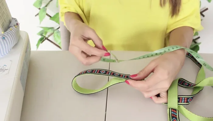 En el otro extremo, hacer un dobladillo de aproximadamente 15-17 cm para formar un aro cómodo para la mano, pegar con silicona y reforzar con costura (486.399).