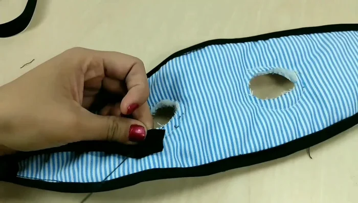 Coser el bies central: Coser el bies del círculo central a mano para mayor precisión y control de la forma.