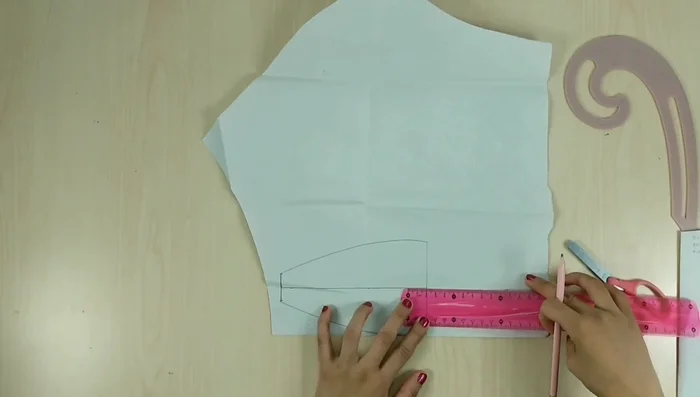 Añadir márgenes de costura: Marcar una línea de 2 cm (estándar) y una de 9 cm. Unir estas dos líneas con un círculo para completar el patrón.