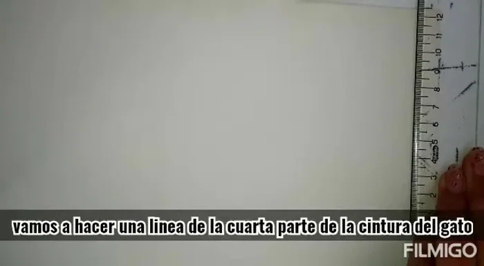 Ajustar el molde: Una vez dibujado el rectángulo principal del cuerpo, añade la forma del cuello y la parte inferior (forma de semicírculo para la falda).