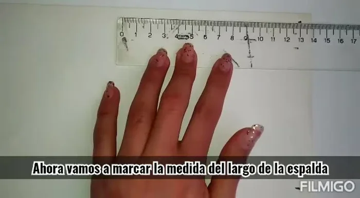 Ajustar el molde: Una vez dibujado el rectángulo principal del cuerpo, añade la forma del cuello y la parte inferior (forma de semicírculo para la falda).