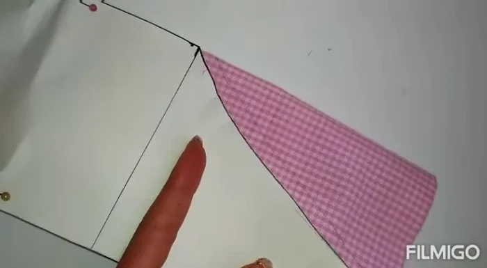 Cortar la tela: Recortar la tela siguiendo el molde, dejando margen para el dobladillo.