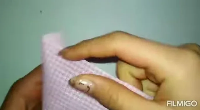 Fruncir la falda: Con hilo y aguja, fruncir la tira de tela para que se ajuste a la cintura del vestido.