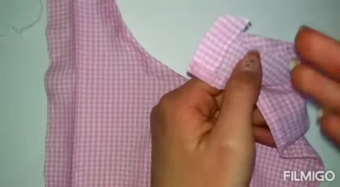 Unir la falda al vestido: Coser la falda fruncida a la cintura del vestido, asegurándose de que las costuras queden en la parte inferior.