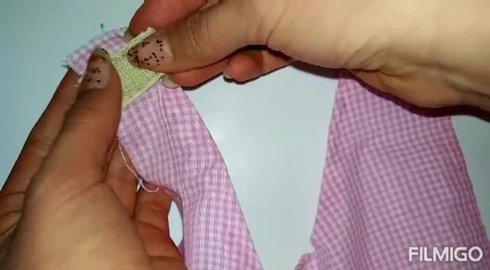 Agregar cierre: Coser o pegar velcro a la parte trasera del vestido para facilitar su colocación.
