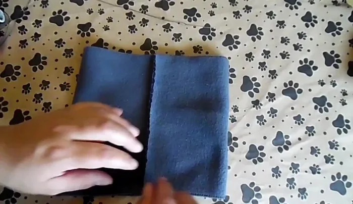 Cortar el exceso de tela. Voltear el chaleco del revés para tomar medidas del cuello (5 pulgadas).