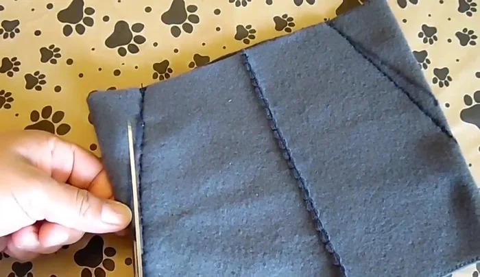 Cortar el exceso de tela. Voltear el chaleco del revés para tomar medidas del cuello (5 pulgadas).